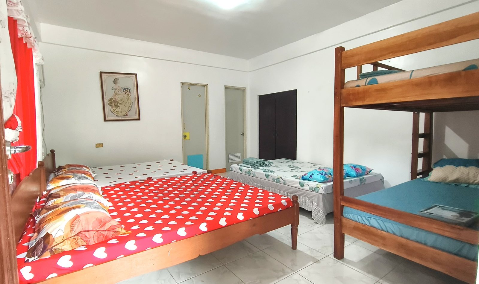 Talipanan Beach Room — family room with doubles and a bunk bed